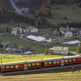 Der Schweizer Rekord-Zug fährt durch das Dorf Bergrün