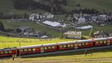 Der Schweizer Rekord-Zug fährt durch das Dorf Bergrün