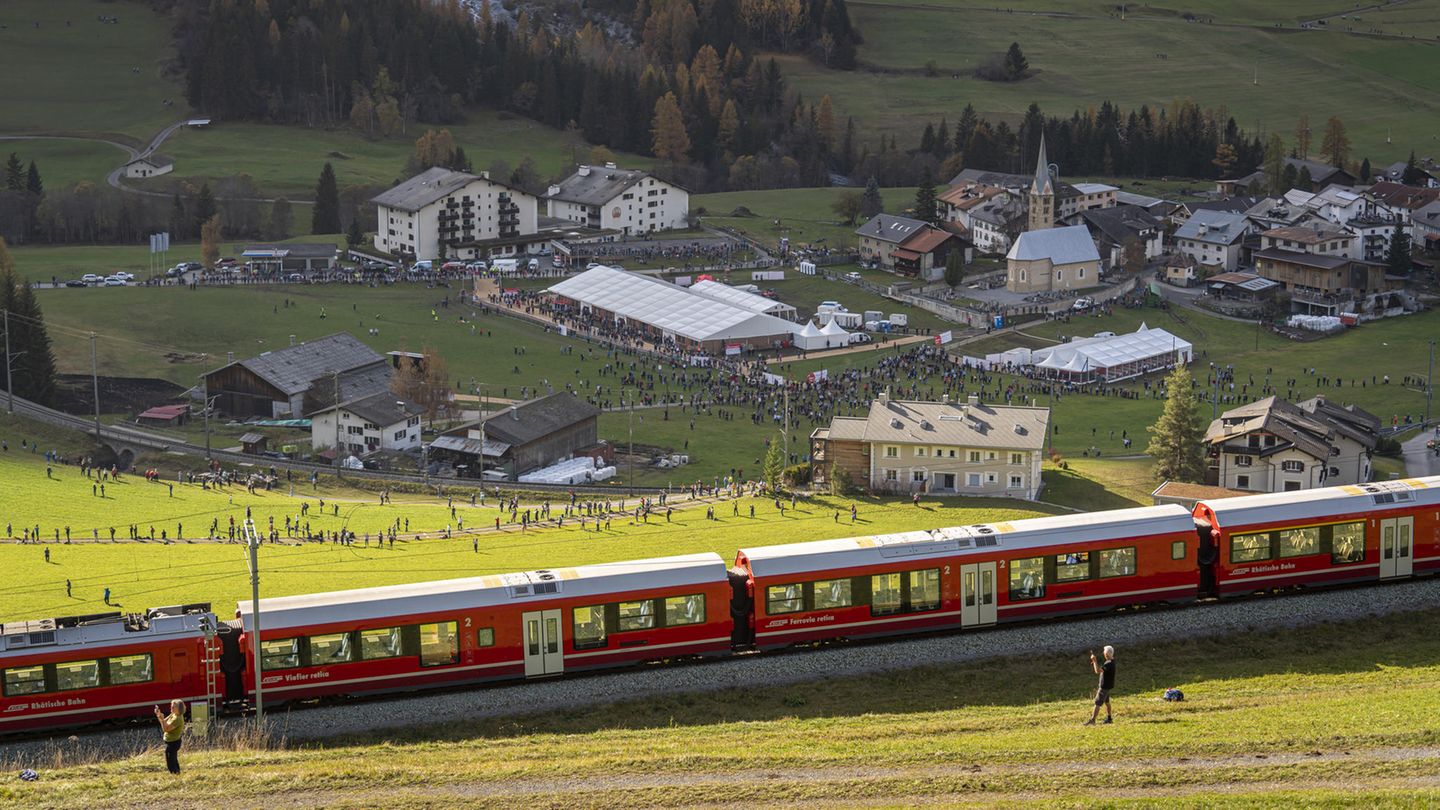Der Schweizer Rekord-Zug fährt durch das Dorf Bergrün