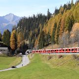 Ein fast zwei Kilometer langer Zug fährt entlang eines Waldstücks in der Schweiz