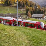 Ein Paar sitzt in Liegestühlen oberhalb der Bahnstrecke, auf der der Rekord-Zug in der Schweiz fährt