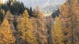 Fast zwei Kilometer langer Rekord-Zug überquert ein Viadukt in der Schweiz