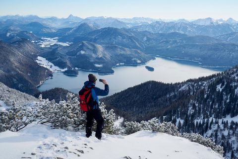 Wandern über dem Walchensee  im Winter