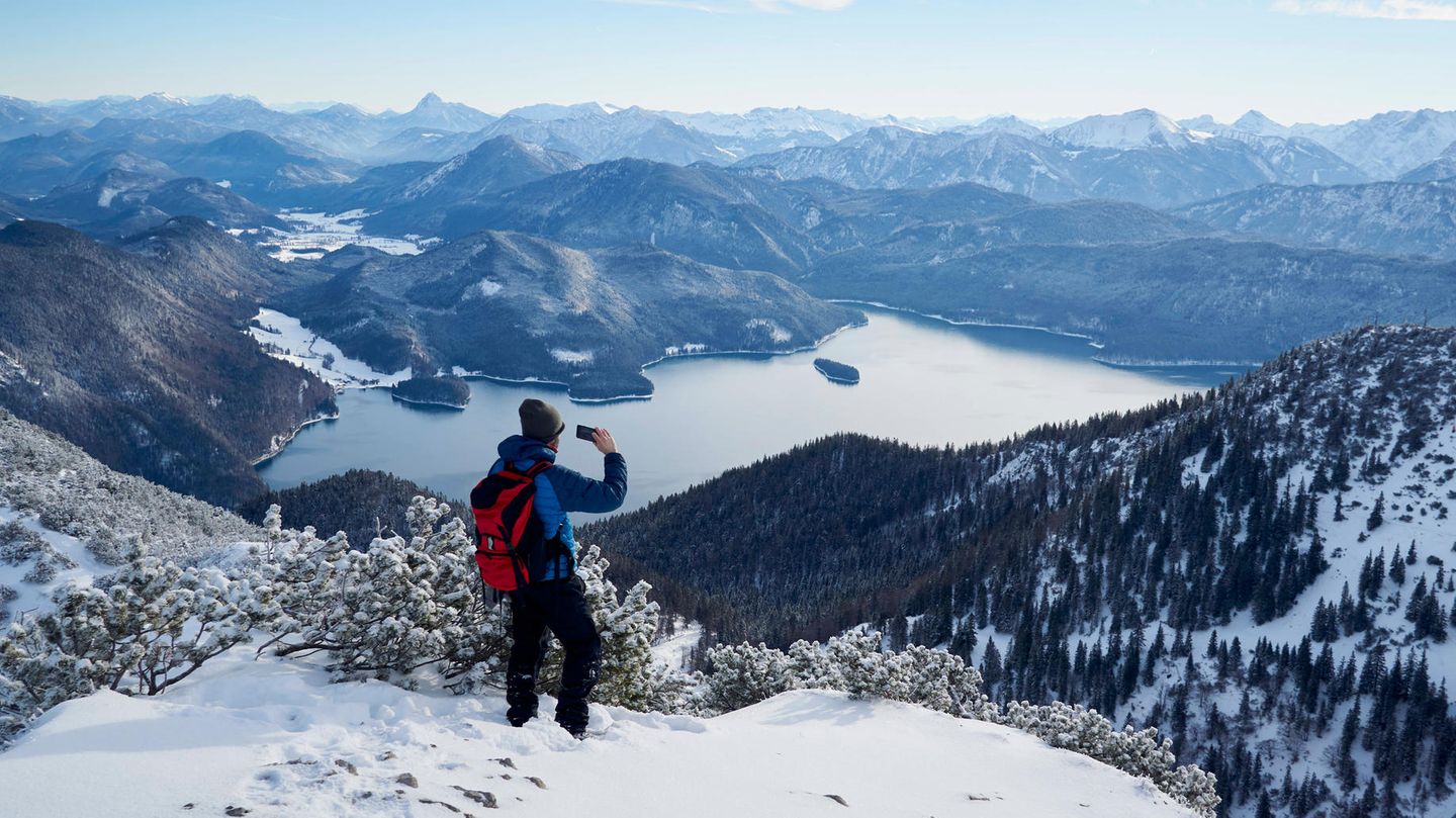 Wandern über dem Walchensee  im Winter