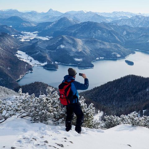Wandern über dem Walchensee  im Winter