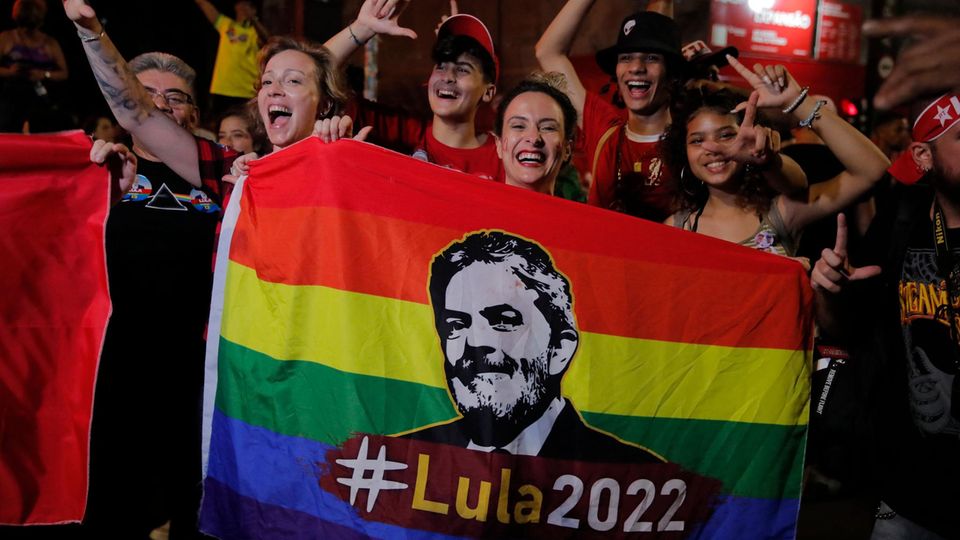Freude bei Lulas Anhängern: Diese Gruppe feiert in Sao Paolo den Wahlsieg gegen Jair Bolsonaro