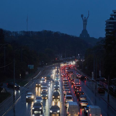 Autos fahren im Dunkeln auf einer Hauptstraße in Kiew, Ukraine