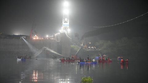 Retter auf Booten suchen im Fluss Machchu, Indien