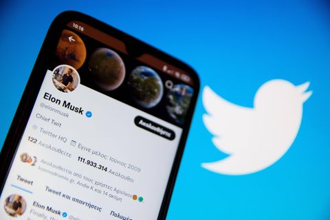 Der Twitter-Account von Elon Musk wird auf einem Handy angezeigt