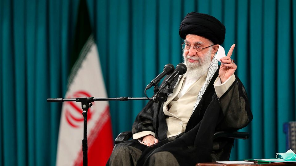 Der iranische Religionsführer Ali Chamenei bei einem Treffen mit einer Gruppe von Studenten