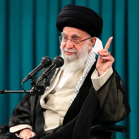 Der iranische Religionsführer Ali Chamenei bei einem Treffen mit einer Gruppe von Studenten