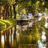 Eine Schifffahrt, die ist lustig, eine Schifffahrt, die ist schön – herbstlich präsentiert sich auch der Elisabethfehn-Kanal im niedersächsischen Friesoythe.