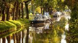 Eine Schifffahrt, die ist lustig, eine Schifffahrt, die ist schön – herbstlich präsentiert sich auch der Elisabethfehn-Kanal im niedersächsischen Friesoythe.
