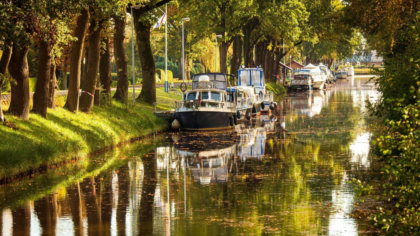 Eine Schifffahrt, die ist lustig, eine Schifffahrt, die ist schön – herbstlich präsentiert sich auch der Elisabethfehn-Kanal im niedersächsischen Friesoythe.