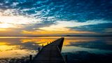 Bis in den Horizont scheint dieser Weg im Steinhuder Meer zu ragen. Der rund 29 Quadratkilometer große See ist der größte See Niedersachsens und ein beliebtes Ausflugsziel.