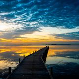 Bis in den Horizont scheint dieser Weg im Steinhuder Meer zu ragen. Der rund 29 Quadratkilometer große See ist der größte See Niedersachsens und ein beliebtes Ausflugsziel.