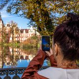 Das Neue Schloss im Fürst-Pückler-Park im sächsischen Bad Muskau ist immer einen Besuch wert. Im Herbst ist die 800 Hektar große Anlage in der Lausitz ein beliebtes Ausflugsziel.