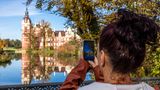 Das Neue Schloss im Fürst-Pückler-Park im sächsischen Bad Muskau ist immer einen Besuch wert. Im Herbst ist die 800 Hektar große Anlage in der Lausitz ein beliebtes Ausflugsziel.
