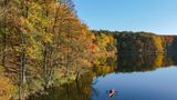 Bei so einer Kulisse macht die Fahrt mit dem Kajak erst richtig Spaß. Am Trepliner See in Brandenburg leuchtet der Wald regelrecht.