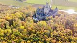 Weithin sichtbar ist in der Region um Hildesheim das Schloss Marienburg. Ursprünglich gehörte das Schloss im Privatbesitz Print Ernst August von Hannover junior, mittlerweile gehört es einer eigens gegründeten Stiftung. Einen Besuch ist es so oder so wert.