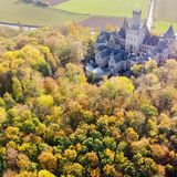 Weithin sichtbar ist in der Region um Hildesheim das Schloss Marienburg. Ursprünglich gehörte das Schloss im Privatbesitz Print Ernst August von Hannover junior, mittlerweile gehört es einer eigens gegründeten Stiftung. Einen Besuch ist es so oder so wert.