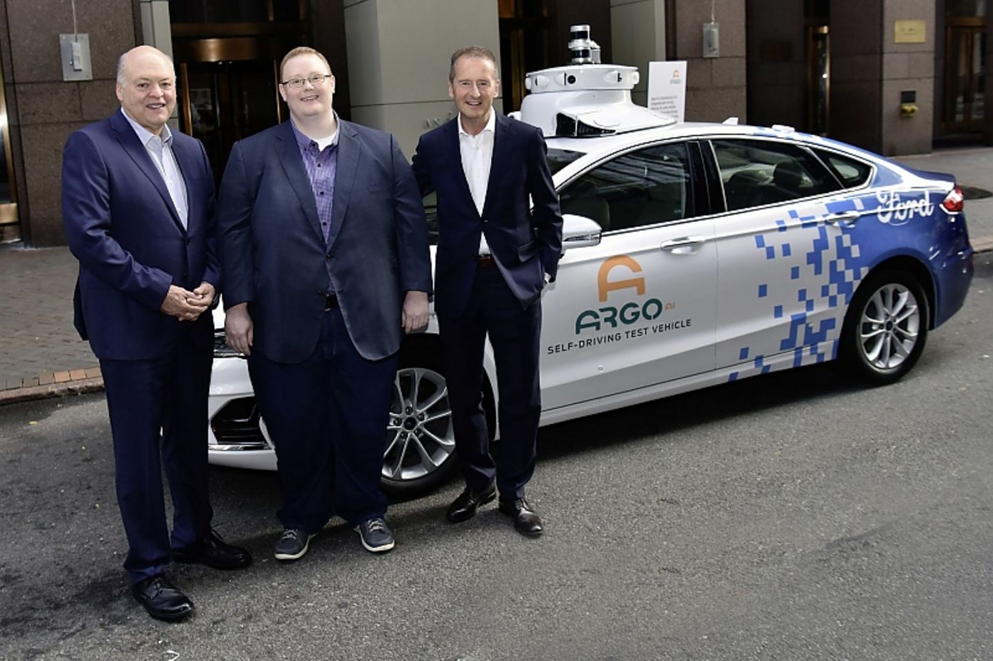 Da war noch alles eitel Sonnenschein: Herbert Diess (VW), Bryan 
Salesky (Argo AI) und Jim Hackett (Ford) (v.l.n.r.)