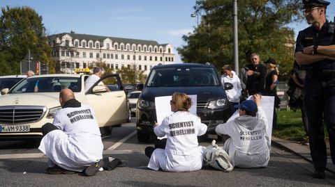 Aktivist:innen von "Scientists Rebellion" auf der Karlsstraße in München
