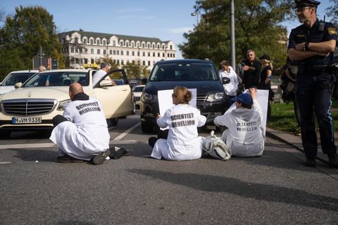 Aktivist:innen von "Scientists Rebellion" auf der Karlsstraße in München