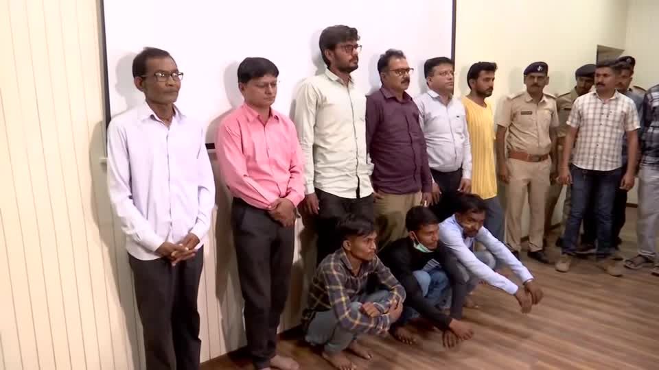 Video: Indien: Mehrere Festnahmen nach Einsturz einer Fußgängerbrücke Video: Indien: Mehrere Festnahmen nach Einsturz einer Fußgängerbrücke
