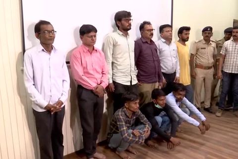 Video: Indien: Mehrere Festnahmen nach Einsturz einer Fußgängerbrücke