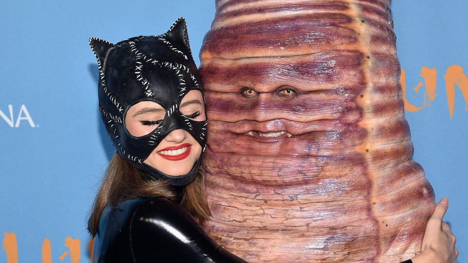 Leni Klum und Heidi Klum umarmen sich in ihren Halloween-Kostümen.