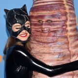 Leni Klum und Heidi Klum umarmen sich in ihren Halloween-Kostümen.