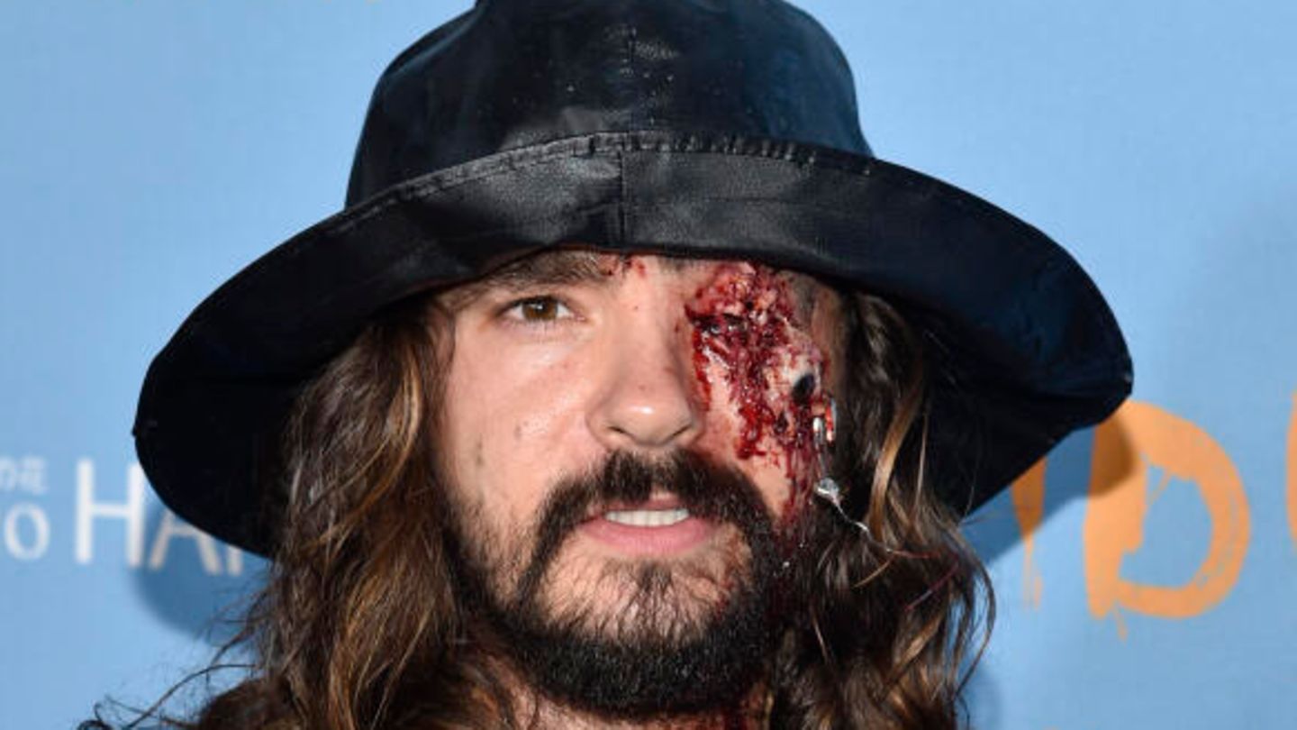 Sänger Tom Kaulitz als gruseliger Fischer verkleidet.