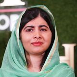 Malala Yousafzai  Als junges Mädchen wollte Masala Yousafzai zur Schule gehen, sie lebte jedoch im falschen Land. Das Swat-Tal ist eine Grenzregion zwischen Pakistan und Afghanistan, in der die Taliban um die Vorherrschaft kämpfen. Ihr Vater war pakistanischer Bildungsaktivist, der sich für das Recht auf Bildung für Mädchen einsetzte. Er ermunterte seine Tochter, für ihre Rechte einzutreten. Sie schrieb auf einer Webseite der BBC ein anonymes Tagebuch über den Alltag von Mädchen unter der Herrschaft der Taliban. Den Mädchen wurde der Schulbesuch und das Hören von Musik verboten. Als ihr Blog für den Internationalen Kinder-Friedensnobelpreis vorgeschlagen wurde, bedeutet das zugleich da Aufdecken ihrer wahren Identität. Im Oktober 2012 wurde sie Opfer eines Anschlages der Taliban. Gezielt schossen sie der damals 14-jährigen Malala in den Kopf. Es war der Tag, der ihr Leben in jeder nur erdenklichen Weise ändern sollte. Sie wurde zur medizinischen Versorgung nach Großbritannien ausgeflogen, lebte fortan dort und studierte in Oxford. Bereits im Dezember 2012 setzte die Unesco zusammen mit Malala Yousafzai den Malalafonds auf, um weltweit das Recht auf Bildung für Kinder zu unterstützen. 2014 erhielt sie als jüngste Kandidatin überhaupt den Friedensnobelpreis.