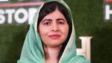 Malala Yousafzai  Als junges Mädchen wollte Masala Yousafzai zur Schule gehen, sie lebte jedoch im falschen Land. Das Swat-Tal ist eine Grenzregion zwischen Pakistan und Afghanistan, in der die Taliban um die Vorherrschaft kämpfen. Ihr Vater war pakistanischer Bildungsaktivist, der sich für das Recht auf Bildung für Mädchen einsetzte. Er ermunterte seine Tochter, für ihre Rechte einzutreten. Sie schrieb auf einer Webseite der BBC ein anonymes Tagebuch über den Alltag von Mädchen unter der Herrschaft der Taliban. Den Mädchen wurde der Schulbesuch und das Hören von Musik verboten. Als ihr Blog für den Internationalen Kinder-Friedensnobelpreis vorgeschlagen wurde, bedeutet das zugleich da Aufdecken ihrer wahren Identität. Im Oktober 2012 wurde sie Opfer eines Anschlages der Taliban. Gezielt schossen sie der damals 14-jährigen Malala in den Kopf. Es war der Tag, der ihr Leben in jeder nur erdenklichen Weise ändern sollte. Sie wurde zur medizinischen Versorgung nach Großbritannien ausgeflogen, lebte fortan dort und studierte in Oxford. Bereits im Dezember 2012 setzte die Unesco zusammen mit Malala Yousafzai den Malalafonds auf, um weltweit das Recht auf Bildung für Kinder zu unterstützen. 2014 erhielt sie als jüngste Kandidatin überhaupt den Friedensnobelpreis.
