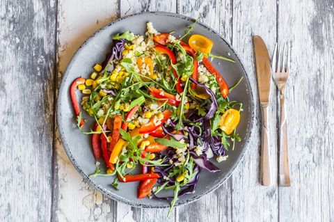 Mythos: Vegane Ernährung führt zu Nährstoffmangel.   Faktencheck: Eine ausgewogene Ernährung beinhaltet für die meisten Menschen noch immer tierische Produkte. Ein häufiges Argument gegen Veganismus ist der befürchtete Nährstoffmangel durch das Weglassen von Milch und Fleisch. Und tatsächlich müssen Veganer und Vegetarier deutlich genauer auf ihren Vitaminhaushalt achten. Das wichtige Vitamin B12 zum Beispiel wird auf natürlichem Wege nur durch tierische Lebensmittel aufgenommen. Hier gilt es, zu Präparaten zu greifen. Auch an Calcium, Eisen und Jod könnte es Veganern mangeln. Aber auch hier kann man mit einer ausgewogenen veganen Ernährung vorbeugen. 
