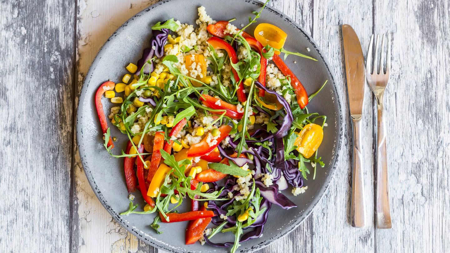 Ernährungstrend: Mythos: Vegane Ernährung führt zu Nährstoffmangel. Faktencheck: Eine ausgewogene Ernährung beinhaltet für die meisten Menschen noch immer tierische Produkte. Ein häufiges Argument gegen Veganismus ist der befürchtete Nährstoffmangel durch das Weglassen von Milch und Fleisch. Und tatsächlich müssen Veganer und Vegetarier deutlich genauer auf ihren Vitaminhaushalt achten. Das wichtige Vitamin B12 zum Beispiel wird auf natürlichem Wege nur durch tierische Lebensmittel aufgenommen. Hier gilt es, zu Präparaten zu greifen. Auch an Calcium, Eisen und Jod könnte es Veganern mangeln. Aber auch hier kann man mit einer ausgewogenen veganen Ernährung vorbeugen. Mythos: Vegane Ernährung führt zu Nährstoffmangel. Faktencheck: Eine ausgewogene Ernährung beinhaltet für die meisten Menschen noch immer tierische Produkte. Ein häufiges Argument gegen Veganismus ist der befürchtete Nährstoffmangel durch das Weglassen von Milch und Fleisch. Und tatsächlich müssen Veganer und Vegetarier deutlich genauer auf ihren Vitaminhaushalt achten. Das wichtige Vitamin B12 zum Beispiel wird auf natürlichem Wege nur durch tierische Lebensmittel aufgenommen. Hier gilt es, zu Präparaten zu greifen. Auch an Calcium, Eisen und Jod könnte es Veganern mangeln. Aber auch hier kann man mit einer ausgewogenen veganen Ernährung vorbeugen.