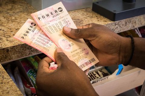 Eine Frau verkauft Powerball-Lotteriescheine in den USA