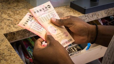 Eine Frau verkauft Powerball-Lotteriescheine in den USA