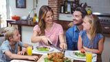 Mythos: Der menschliche Organismus braucht Fleisch.   Faktencheck: Menschen sind Fleischfresser, so rein evolutionär betrachtet. Das ist eine Erzählung, die sich wacker hält. Und das aus gutem Grund: Wir alle wissen, dass unsere Vorfahren in der Steinzeit Tiere gejagt und gegessen haben. Aber wir sind schon immer Allesfresser. Das heißt, unser Körper passt sich den Gegebenheiten an. Rein anatomisch betrachtet kann unser Verdauungssystem nach einer Umstellung also gut mit jeder Ernährungsform umgehen, solange wir ihm die Nährstoffe geben, die er braucht. 
