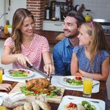 Mythos: Der menschliche Organismus braucht Fleisch.   Faktencheck: Menschen sind Fleischfresser, so rein evolutionär betrachtet. Das ist eine Erzählung, die sich wacker hält. Und das aus gutem Grund: Wir alle wissen, dass unsere Vorfahren in der Steinzeit Tiere gejagt und gegessen haben. Aber wir sind schon immer Allesfresser. Das heißt, unser Körper passt sich den Gegebenheiten an. Rein anatomisch betrachtet kann unser Verdauungssystem nach einer Umstellung also gut mit jeder Ernährungsform umgehen, solange wir ihm die Nährstoffe geben, die er braucht. 