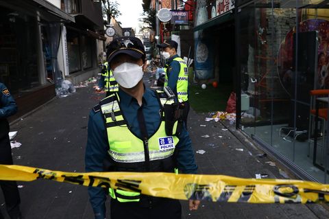 Ein Polizist steht in Seoul vor der Straße im Ausgehviertel Itaewon, wo es zu der Massenpanik kam