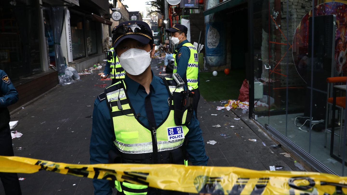 Ein Polizist steht in Seoul vor der Straße im Ausgehviertel Itaewon, wo es zu der Massenpanik kam