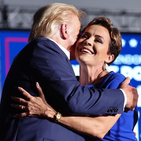 Donald Trump und Kari Lake umarmen sich