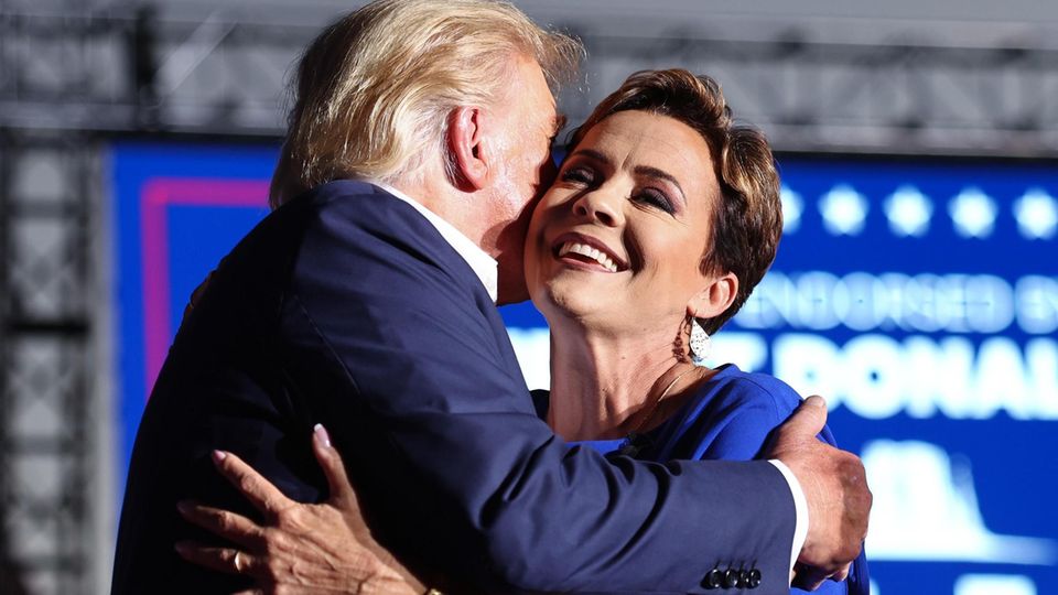 Donald Trump und Kari Lake umarmen sich