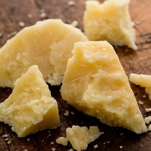 Zerbröckelter Parmesan