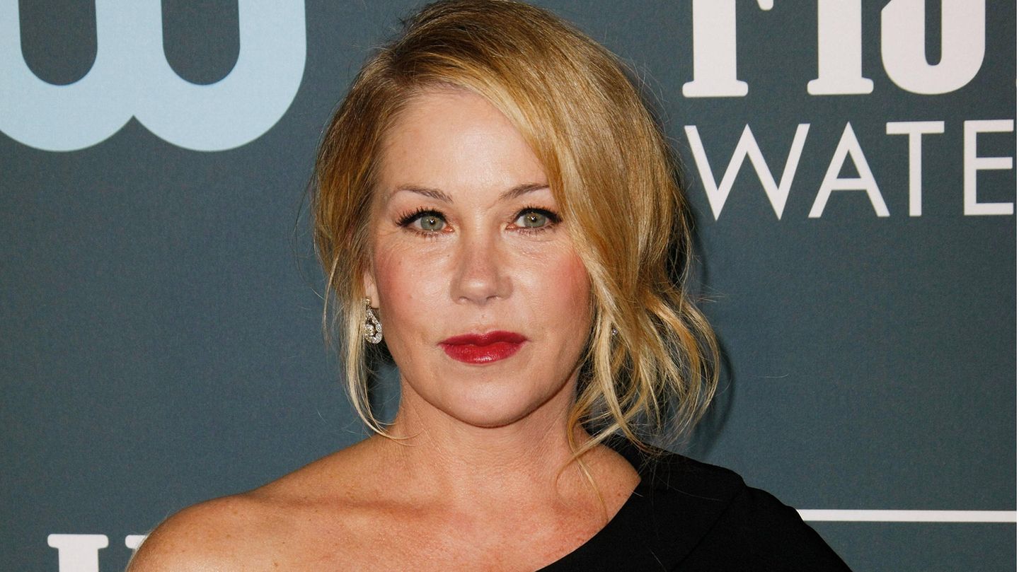 Christina Applegate gained 20 kilos and can only walk with a cane