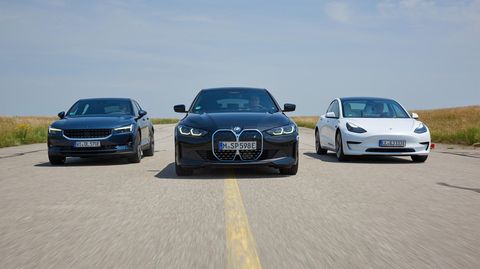 Ein BMW i4, ein Polestar 2 und ein Tesla Model 3 stehen nebeneinander auf einer Straße