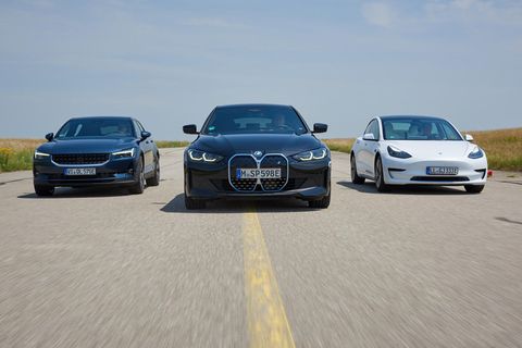 Ein BMW i4, ein Polestar 2 und ein Tesla Model 3 stehen nebeneinander auf einer Straße