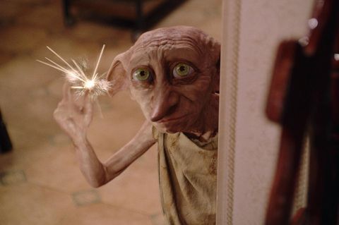 Hauself Dobby aus dem Harry Potter-Universum hält eine Art Wunderkerze in der Hand
